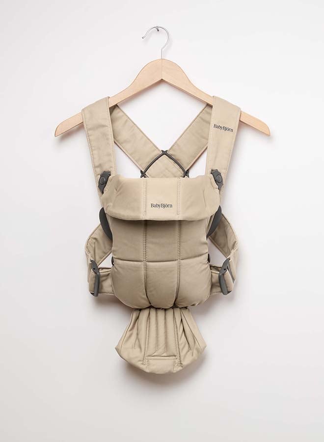BABYBJORN حمالة أطفال ميني، منسوجة، بيج - Image 4